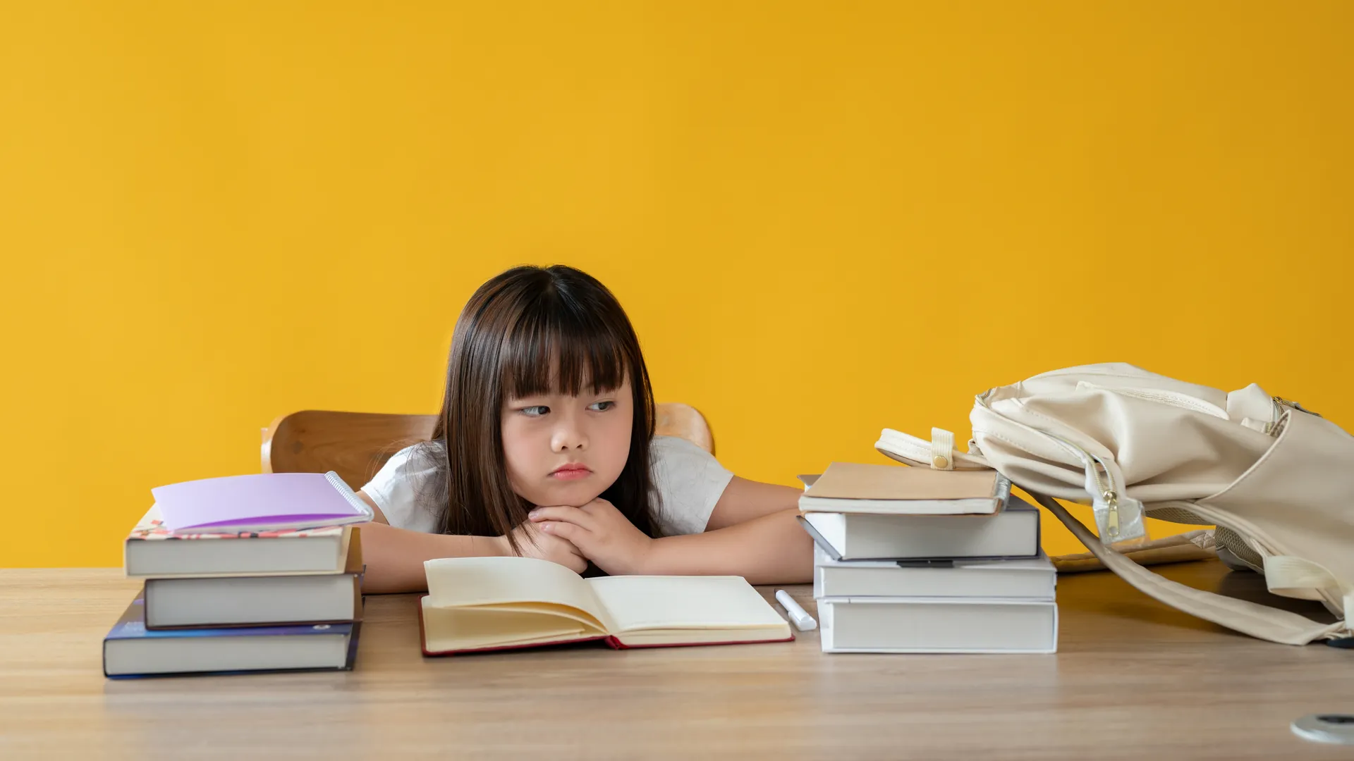 Tư thế ngồi xấu gây hại cột sống